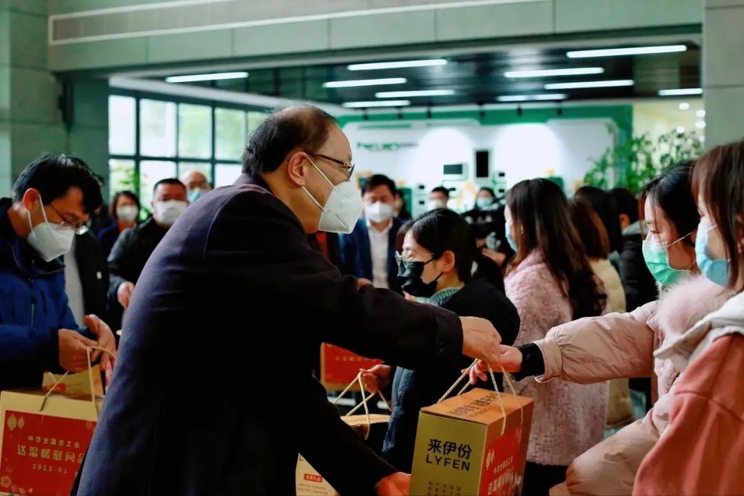 全国总工会党组成员、经费审查委员会主任李晓钟一行莅临3499拉斯维加斯股份文旅板块温暖慰问